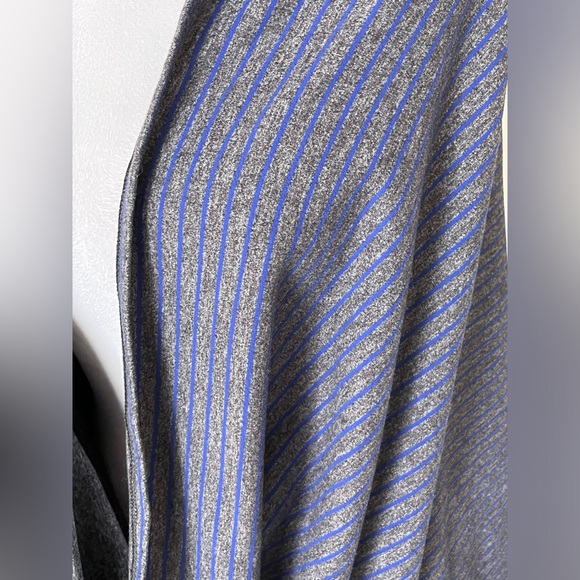 EUC Lululemon Vinyasa Infinity Button Snap Wrap Scarf in Blue and Gray Striped - Picture 7 of 16